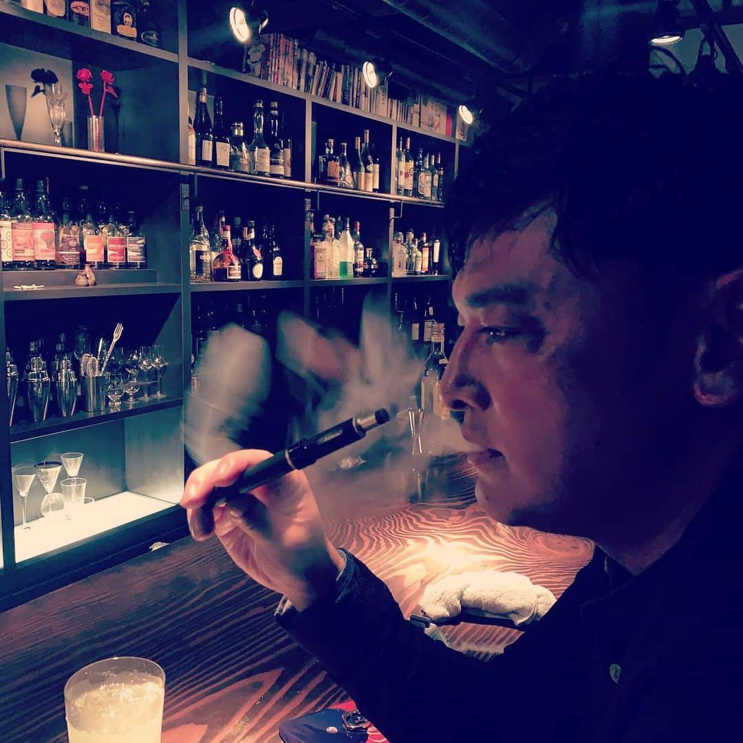 くっきー（川島邦裕）さんのインスタグラム写真 - (くっきー（川島邦裕）Instagram)「#仲間と酒を飲む #古き友 #語れば楽し #語らねば癒し #透明なグラスに注がれた #色鮮やかなカクテイル #グイッとすすりふと思う #こいつが女だったらなと… #マスターにバレないように #尻でも握ってやろうか #マスターに気づかれないように #谷間に顔面うずめっか #チッ #無理無理 #横にいるのはゴッサイ男 #へへへ #トイレでこっそり #ペニチャッチャッこいてきます #てぽっ❤︎ #は？」11月12日 12時58分 - nikuguso_taro