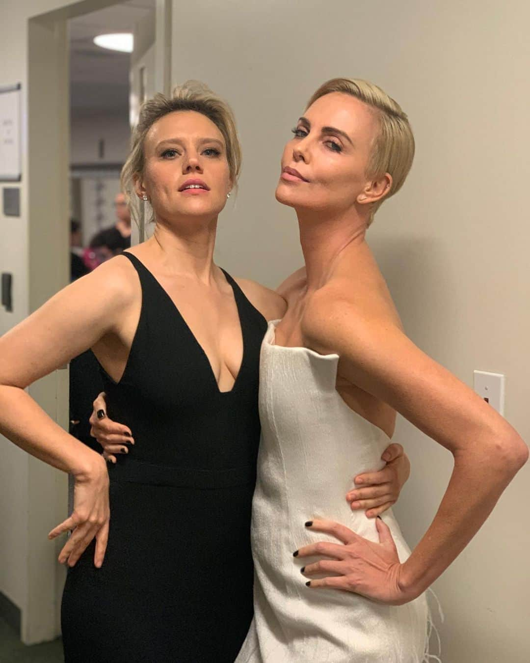 シャーリーズ・セロンさんのインスタグラム写真 - (シャーリーズ・セロンInstagram)「Swipe to reveal our true selves.  So stoked to have this woman present to me at #GlamourWOTY tonight. And just wait till you see her in @bombshellmovie. She will blow your mind. Kate, you’re a real one x」11月12日 12時58分 - charlizeafrica