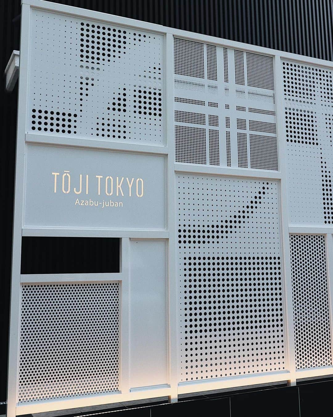 のインスタグラム：「大好きなお友達の会社がデザインをかけた 『TOJI TOKYO』。 . ミネラルチャージとデトックスを同時にできてしまう湯治は、現代人に不足しがちなミネラルを効率的に吸収し、身体を芯から温めて代謝をあげてデトックスしてくれるの♡ 私も遊びに行かせて頂いて大満足✨ サウナ好きにはたまらない〜!!!! . 気持ち良すぎてまだまだ石の上でお休みしたかったなぁ… なのでまた行きます☺️ テラスもあってコンセントもあるので会員になったらここで💻してずっとここにいれそう🤔 . . #TOJI TOKYO  #麻布十番 #ミネラル #発汗 #サウナ #代謝アップ #ダイエット #リラックス #ミネラル補給　 #デトックス #おやすみ #マイブーム #サウナ好き #ミストサウナ #麻布十番」