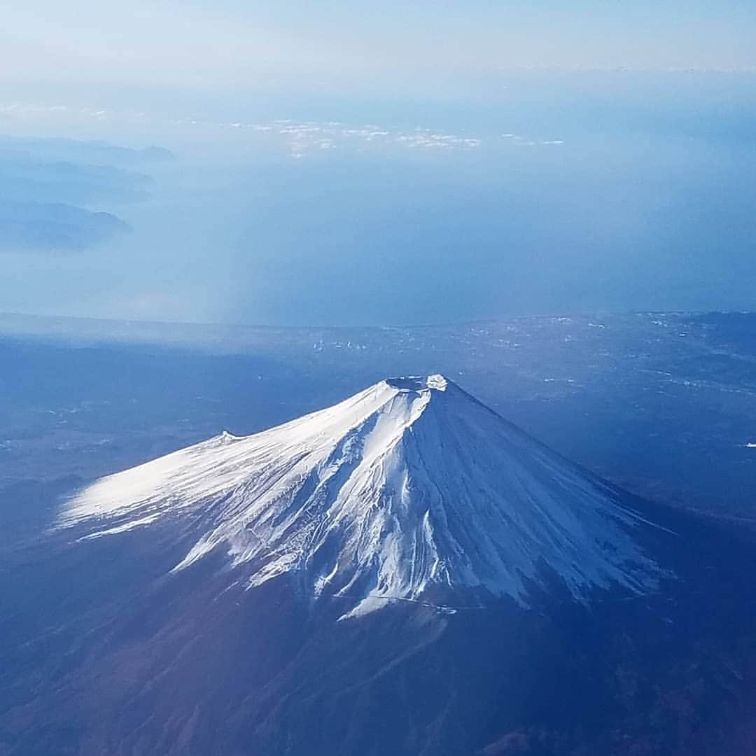 黒田啓蔵さんのインスタグラム写真 - (黒田啓蔵Instagram)「今日は、快晴。 富士山🗻が、くっきり 何だか歓迎されているよう。 ご利益ありそうですね✨ 只今、福岡で仕事中❗ #飛行機からの景色#快晴☀️#富士山🗻 #歓迎しているかのよう#くっきり」11月12日 13時02分 - kurodakeizo