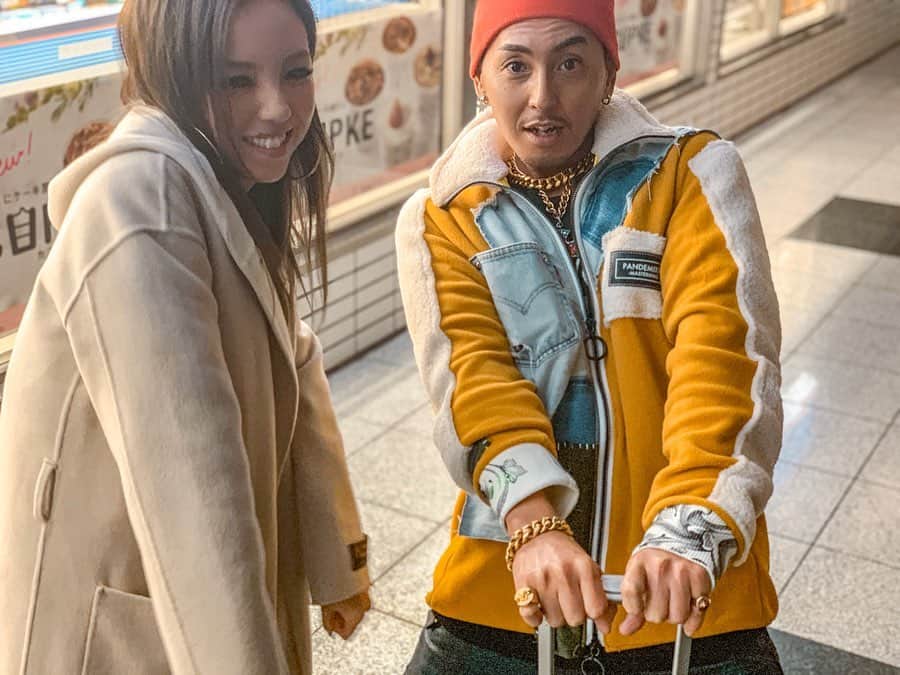 宏実のインスタグラム：「楽しい時間はあっと言う間❗️気温は寒かったけど、札幌のファンの方々も友達も音楽も、暖かすぎて実は何度も泣きそうになってた。8年越しの #CARAHZ 歌わせてくれてありがとう😊❗️呼んでくれた @nauti_fdd や、来てくれた @hiroyuki.not.vintage とも知り合って約10年❗️感慨深い😌 @djrona ちゃんもナイスサポートありがとう😘. . edited by @haneypresets #haneypresets」