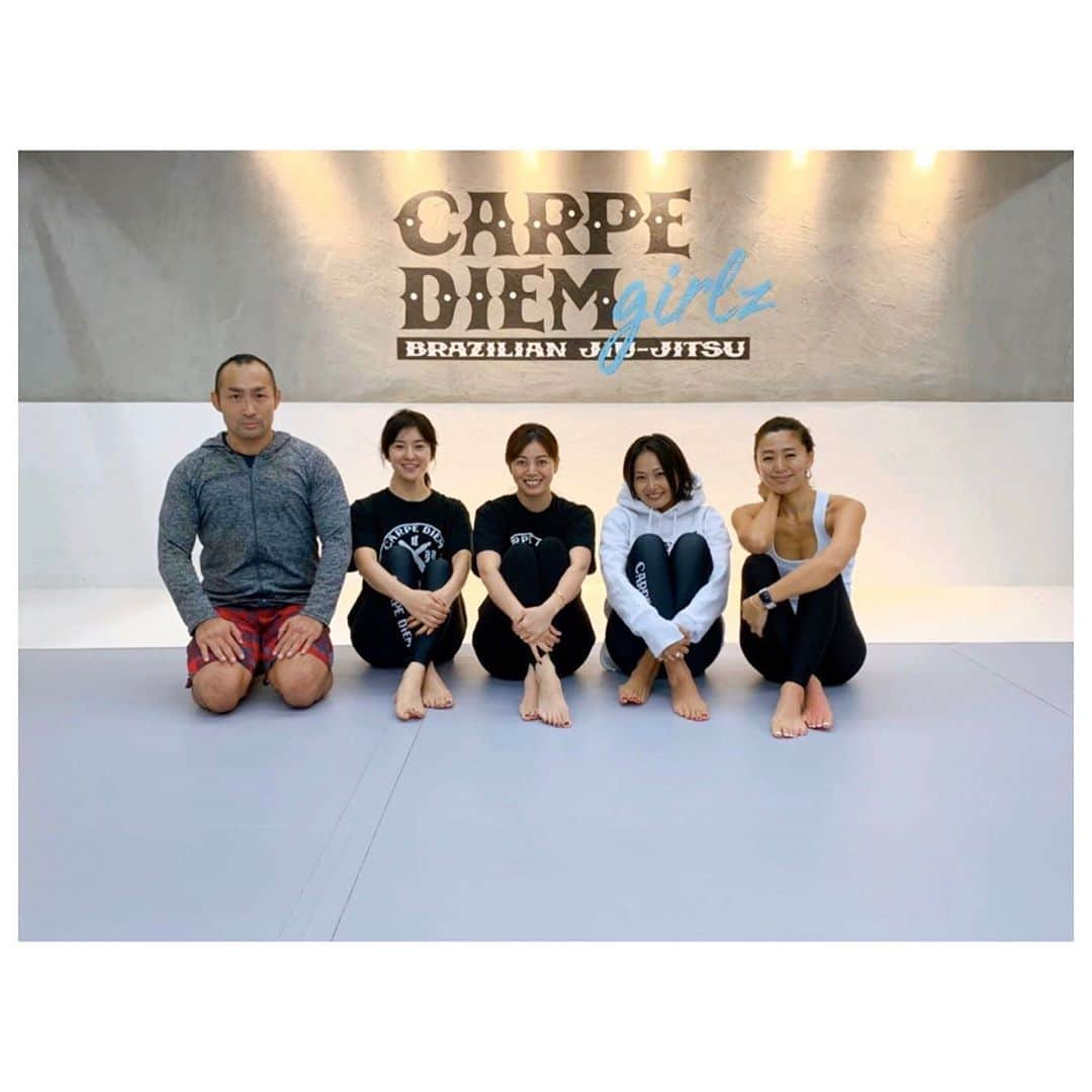 李ヒャンさんのインスタグラム写真 - (李ヒャンInstagram)「本日4人が久々揃った奇跡のキック🥊。 4人揃うともはや誰もノブの話を聞いていないww あー、笑った笑った。(2枚目からの遠近法の3枚目🤣) 朝活は疲れませんか？ってご質問いただくのですが。 最初はめちゃくちゃ疲れましたw なんなら翌日も体痛くて本当に辛かったです😅 でも、辛いんだけどなんか楽しくて。 半年くらい経ったら辛さより楽しさが上回るようになり、最近はキック🥊に行けないと逆にしんどく感じるようになりました。 自分でもびっくりー😵 気分もスッキリするし、みんなと会えるのも楽しいし、あとはやはり @nobutatsu.s の教え方とあの面白いキャラクターが続けられてる要因でもあるかなと思います。 やっぱり年齢的にも体の変化はどんどん出やすくなるから、、。 健康でいられるようそれに負けないよう楽しみながら体を動かす事を続けられたらいいなと思ってます💪 キック🥊に誘ってくれた👸と @carpediembjj_girlz に本当に感謝です☺️」11月12日 13時11分 - 73hyang