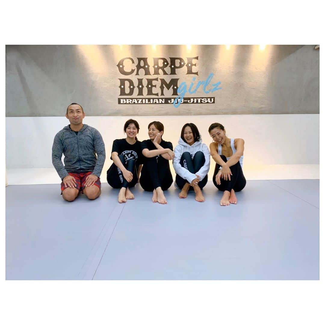 李ヒャンさんのインスタグラム写真 - (李ヒャンInstagram)「本日4人が久々揃った奇跡のキック🥊。 4人揃うともはや誰もノブの話を聞いていないww あー、笑った笑った。(2枚目からの遠近法の3枚目🤣) 朝活は疲れませんか？ってご質問いただくのですが。 最初はめちゃくちゃ疲れましたw なんなら翌日も体痛くて本当に辛かったです😅 でも、辛いんだけどなんか楽しくて。 半年くらい経ったら辛さより楽しさが上回るようになり、最近はキック🥊に行けないと逆にしんどく感じるようになりました。 自分でもびっくりー😵 気分もスッキリするし、みんなと会えるのも楽しいし、あとはやはり @nobutatsu.s の教え方とあの面白いキャラクターが続けられてる要因でもあるかなと思います。 やっぱり年齢的にも体の変化はどんどん出やすくなるから、、。 健康でいられるようそれに負けないよう楽しみながら体を動かす事を続けられたらいいなと思ってます💪 キック🥊に誘ってくれた👸と @carpediembjj_girlz に本当に感謝です☺️」11月12日 13時11分 - 73hyang