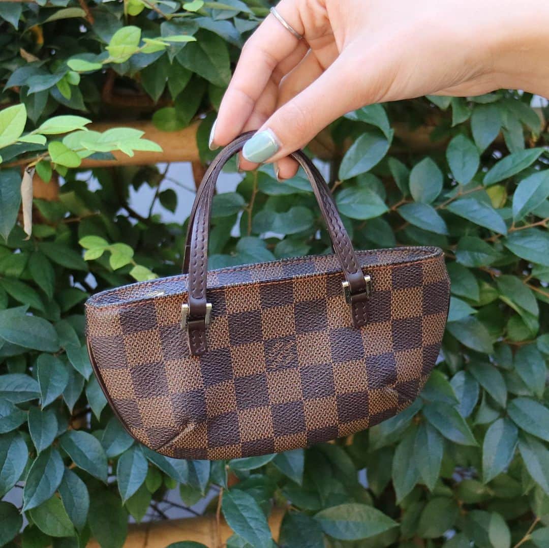 Vintage Brand Boutique AMOREさんのインスタグラム写真 - (Vintage Brand Boutique AMOREInstagram)「Louis Vuitton damier small bag  Free Shipping Worldwide✈️ DM for more information ≫ ≫ ≫✉️ info@amorevintagetokyo.com  #ヴィンテージ #ルイヴィトン#ヴィンテージルイヴィトン#ヴィンテージヴィトン #モノグラム #エピ #ヴィンテージブランドブティック #アモーレ #アモーレトーキョー #表参道 #東京 #青山  #vintage #louisvuitton #LV #LVvintage #vintagelouisvuitton  #vuitton #damier #monogram #vintagebrand」11月12日 13時15分 - amore_tokyo