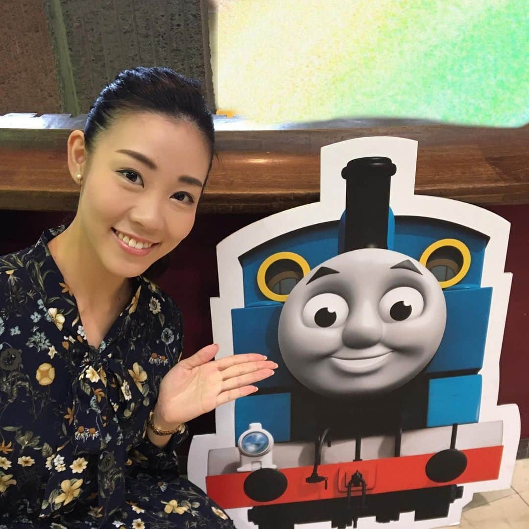 菜那くららさんのインスタグラム写真 - (菜那くららInstagram)「＊﻿ ﻿ 『きかんしゃトーマス﻿ ファミリーミュージカル ソドー島のたからもの』﻿ ﻿ 2020年からキャサリン役で﻿ 出演させて頂く事になりました🚂✨﻿ ﻿ 10月は約1ヶ月間お稽古で﻿ 久しぶりに歌に踊りにお芝居をし﻿ とても楽しい時間でした‼️﻿ ﻿ 宝塚を卒業してから歌のお仕事で﻿ 子供のコンテンツをしたいと思っていて﻿ 今回、このような機会を頂けて﻿ とても嬉しいです😊✨🎶﻿ ﻿ 全国の子供達に会えるのを﻿ 楽しみにしています🚂‼️﻿ もちろん、大人の方だけでも﻿ 観に来て頂けますのでお待ちしております💓﻿ ﻿ きかんしゃトーマスのHPの方にも﻿ アップされましたので是非見て下さい👇﻿ ﻿ https://www.thomas-musical.com/ ﻿ 出演スケジュールが決まりましたら﻿ またお知らせさせて頂きます🎀﻿ ﻿ #きかんしゃトーマス #ファミリーミュージカル﻿ #ソドー島のたからもの #キャサリン﻿ #菜那くらら」11月12日 13時26分 - nana_kurara