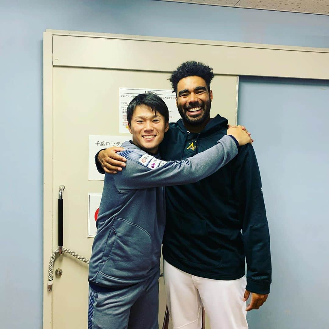 山本由伸さんのインスタグラム写真 - (山本由伸Instagram)「オーストラリア戦もナイスゲームでした✨ オリックスで一緒にプレーしたジョージとプレミア12で再会できました✨ 今日もがんばります！ #プレミア12#侍ジャパン」11月12日 13時20分 - yoshinobu__yamamoto