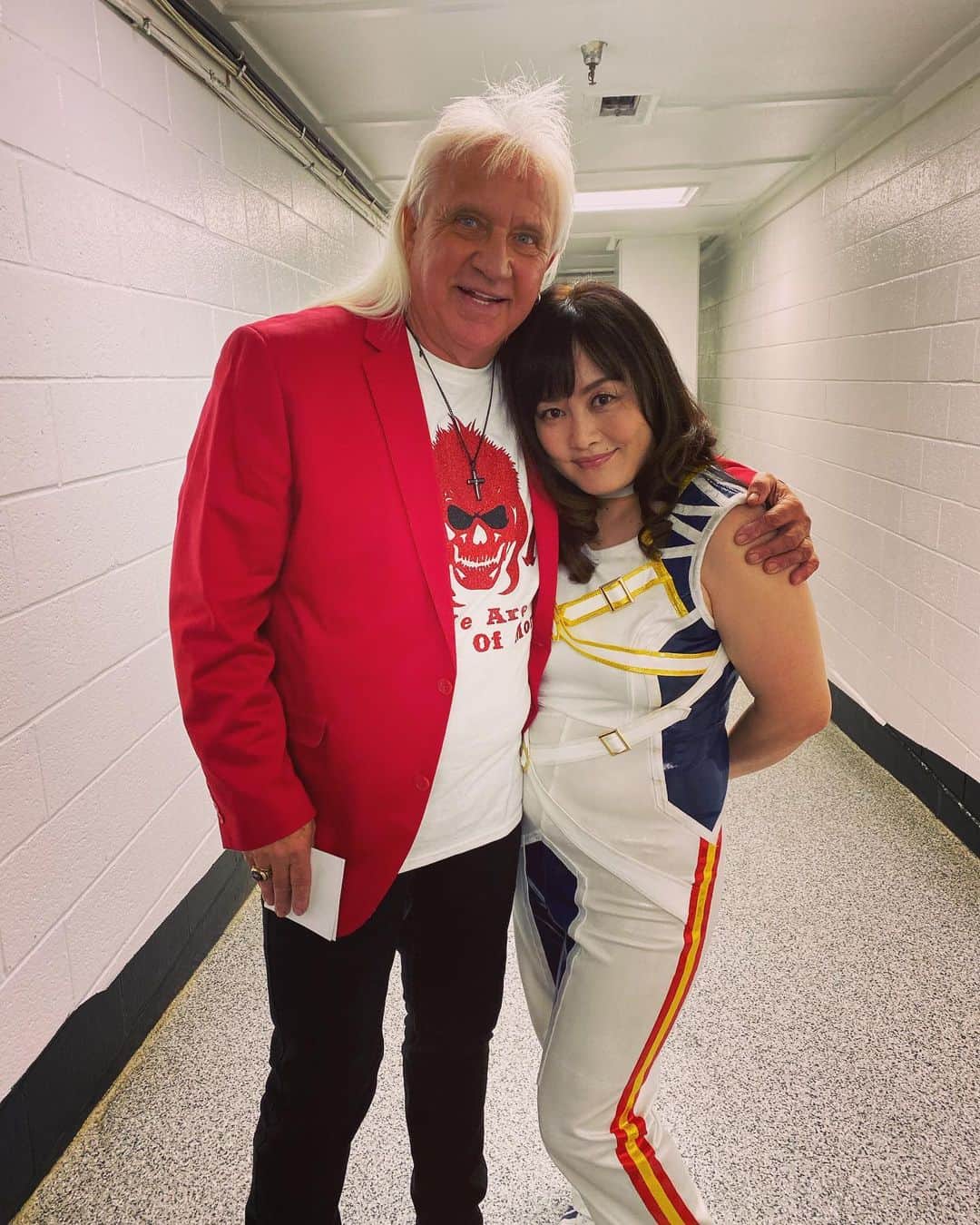 さくらえみのインスタグラム：「💙💛💙Rock n roll💙💛💙 ロックンロール・エクスプレス、リッキー・モートン選手のトペ・スイシーダをみて、勇気をもらいました。 年齢を理由に、何を諦める必要もない😉　#gtmv  #aewfullgear  #rocknroll #prowrestler」