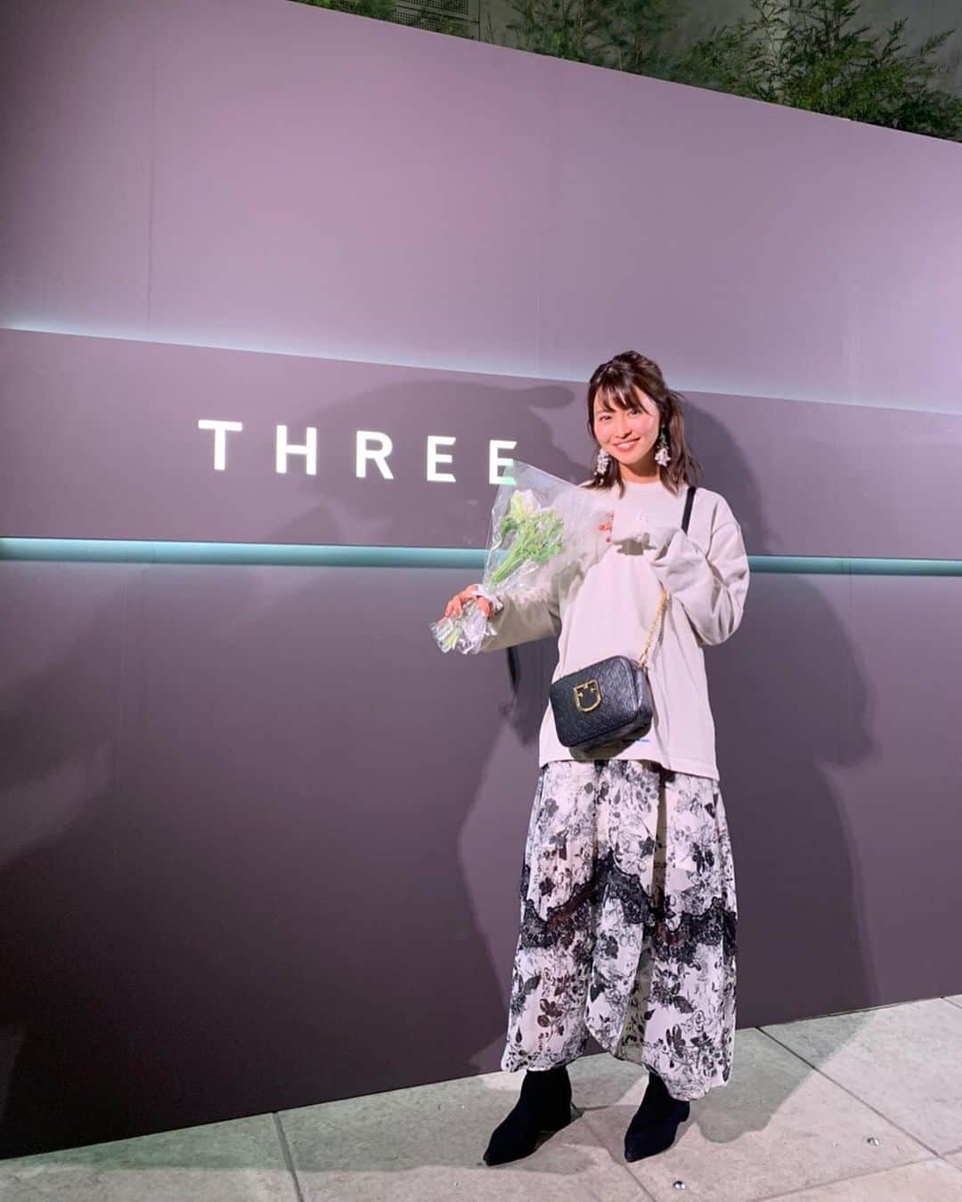 三原勇希さんのインスタグラム写真 - (三原勇希Instagram)「先日 @threecosmetics の青山店リニューアルpartyへ💐﻿ "POLYMORPHIC PERSPECTIVE”（多形的な視野）という新たなコンセプトを掲げた店内は、コスメやスキンケアだけでなくうつわやギャラリーも備えていました。お隣の @three.revivekitchen のご飯も大好き。THREEはプレゼントしたりされたりすることも多いし、これからも愛用します♡﻿ ﻿ ﻿ 後ろ向いてるのはTシャツを見せたかったから。笑﻿ WONKが所属するクリエイティブレーベルのEPISTROPHからスタートしたアパレルライン「EPI□(エピブランク)」のもの。 厚めの生地と色味が最高👏刺繍の位置とか、バックのどでかいデザイン、ただならぬ感じでめっちゃ気に入ってます💯﻿ユニセックス。 H BEAUTY&YOUTHで11/1から先行発売されてるよ。  @epistroph_tokyo﻿ @h_beautyandyouth﻿ #EPIBLANK #EPISTROPH」11月12日 13時25分 - yuukimeehaa