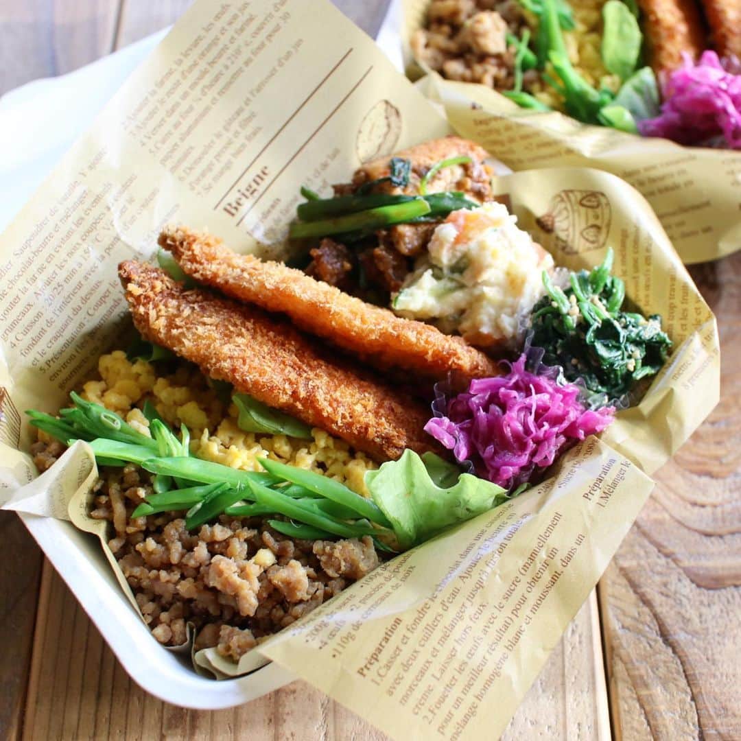 Atsukoさんのインスタグラム写真 - (AtsukoInstagram)「Today's lunch 2019.11.12 ･ ･ アジフライ 3色ご飯 ポテサラ 厚揚げピリ辛炒め ほうれん草ごま和え 紫キャベツラペ ･ ･ 母のアジフライ。 うまー。 いつもありがとうございます！ ･ ･  #おうちごはん#onthetable#暮らし#あつ子弁当#あつ子めし#朝時間#朝食#お弁当#昼食#lunch#lunchbox#breakfast#kurashiru #LIN_stagrammer#おうちごはんlover#IGersJP#フーディーテーブル#マカロニメイト#macaroniブランドアンバサダー#おうちカフェ#おうち和ごはん#クラシル#f52grams#ellegourmet」11月12日 13時28分 - sakuracafe001