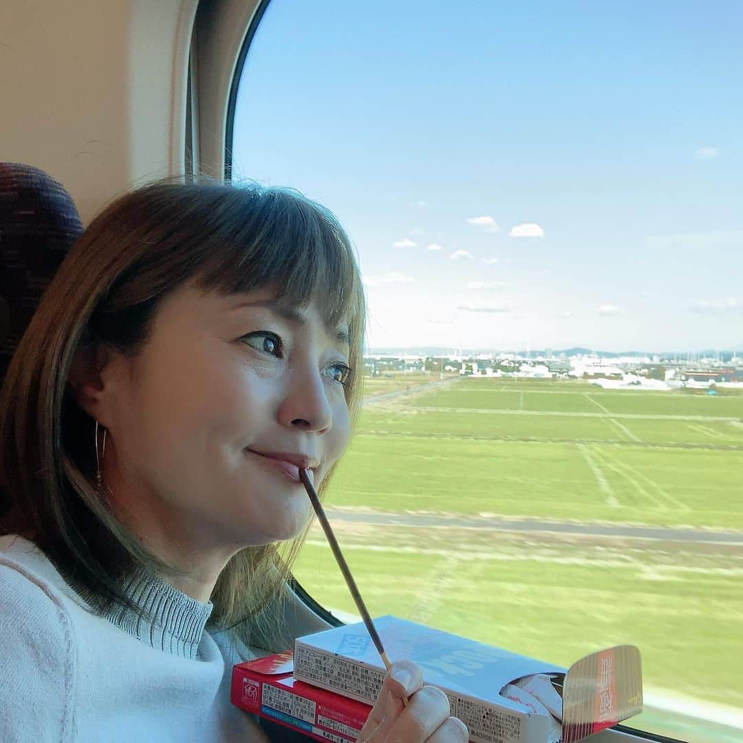 橋本志穂さんのインスタグラム写真 - (橋本志穂Instagram)「昨日買ったポッキーを 新幹線のおともに、、、 早く富士山、現れないかなー」11月12日 13時31分 - shihohashimoto3