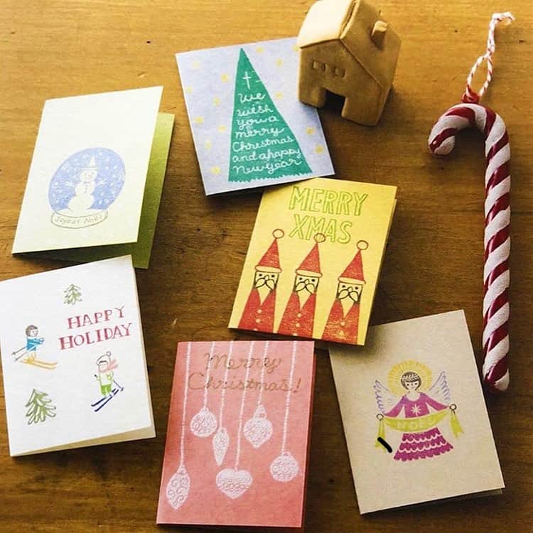 津久井智子さんのインスタグラム写真 - (津久井智子Instagram)「#cibitokyo  クリスマスや年末年始のシーズンがやってきますね。 今年はオリジナルのグリーティングカードを作ってみませんか？ 遠くに住む友人だったり、普段お世話になっている方々だったり、誰かを想いながらカードを作る時間をぜひ楽しんでいただきたいです。 消しゴムはんこ作家 津久井智子 @tomokotsukui とともに、クリスマス、年末年始をモチーフにした消しゴムはんこをお作りいただけます。 真っ白のポストカードのご用意もございますので、作ったはんこを押して、オリジナルのクリスマスカードや年賀状作りも お楽しみください。 お子様もご参加いただけます。 詳しくはCIBI Tokyo storeのホームページをご覧ください😊」11月12日 13時39分 - tomokotsukui