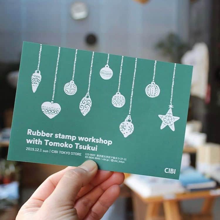 津久井智子さんのインスタグラム写真 - (津久井智子Instagram)「#cibitokyo  クリスマスや年末年始のシーズンがやってきますね。 今年はオリジナルのグリーティングカードを作ってみませんか？ 遠くに住む友人だったり、普段お世話になっている方々だったり、誰かを想いながらカードを作る時間をぜひ楽しんでいただきたいです。 消しゴムはんこ作家 津久井智子 @tomokotsukui とともに、クリスマス、年末年始をモチーフにした消しゴムはんこをお作りいただけます。 真っ白のポストカードのご用意もございますので、作ったはんこを押して、オリジナルのクリスマスカードや年賀状作りも お楽しみください。 お子様もご参加いただけます。 詳しくはCIBI Tokyo storeのホームページをご覧ください😊」11月12日 13時39分 - tomokotsukui