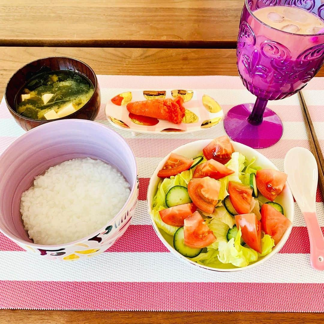 神田愛花さんのインスタグラム写真 - (神田愛花Instagram)「‪初めてかな⁉️ ‪朝食を和食にしました🇯🇵‬ ‪お皿が和食っぽく無いから分かりにくいけれど…お粥＆お味噌汁＆明太子＆サラダです🍚🥗‬ ‪お米を自宅で扱うのは…１年半ぶりくらいだ😅‬ ‪やっぱり美味しいなぁ、お米💕‬ #明るい朝食 #明るい食卓 #可愛い食器 #和食 #久しぶりの白米 #やっぱり美味しい #本当は #誰か作って欲しい #毎朝は大変でさ #katespade #anthropologie  #神田愛花」11月12日 13時47分 - aikakanda