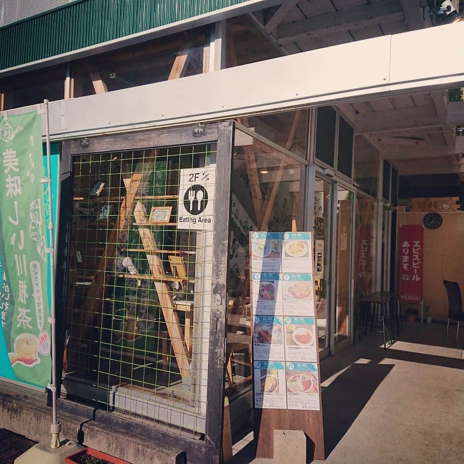 kawanepassportさんのインスタグラム写真 - (kawanepassportInstagram)「千頭駅前、cafeうえまる。@cafe.uemaru  今日はローストポーク丼を 食べてます🍴  野菜の盛り合わせも付いてる！  川根パスポート提示で ドリンクが選べます。  次の列車までの待ち時間に まったりするお客様も多いみたい。  この後、すごい混み具合でした！  #川根本町 #かわねパス #cafe.uemaru #カフェうえまる #大井川鐵道千頭駅前 #ooigawarailway」11月12日 13時47分 - kawane_passport