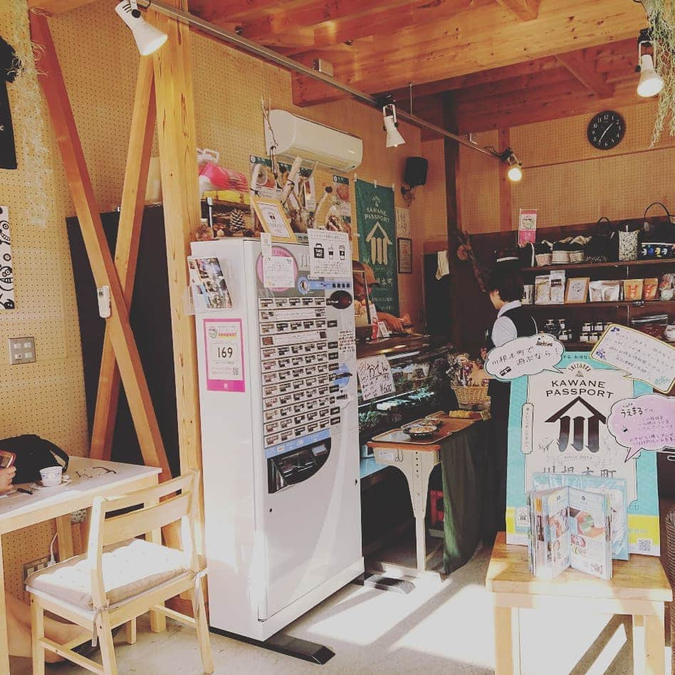 kawanepassportさんのインスタグラム写真 - (kawanepassportInstagram)「千頭駅前、cafeうえまる。@cafe.uemaru  今日はローストポーク丼を 食べてます🍴  野菜の盛り合わせも付いてる！  川根パスポート提示で ドリンクが選べます。  次の列車までの待ち時間に まったりするお客様も多いみたい。  この後、すごい混み具合でした！  #川根本町 #かわねパス #cafe.uemaru #カフェうえまる #大井川鐵道千頭駅前 #ooigawarailway」11月12日 13時47分 - kawane_passport