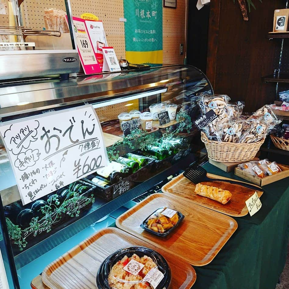 kawanepassportさんのインスタグラム写真 - (kawanepassportInstagram)「千頭駅前、cafeうえまる。@cafe.uemaru  今日はローストポーク丼を 食べてます🍴  野菜の盛り合わせも付いてる！  川根パスポート提示で ドリンクが選べます。  次の列車までの待ち時間に まったりするお客様も多いみたい。  この後、すごい混み具合でした！  #川根本町 #かわねパス #cafe.uemaru #カフェうえまる #大井川鐵道千頭駅前 #ooigawarailway」11月12日 13時47分 - kawane_passport