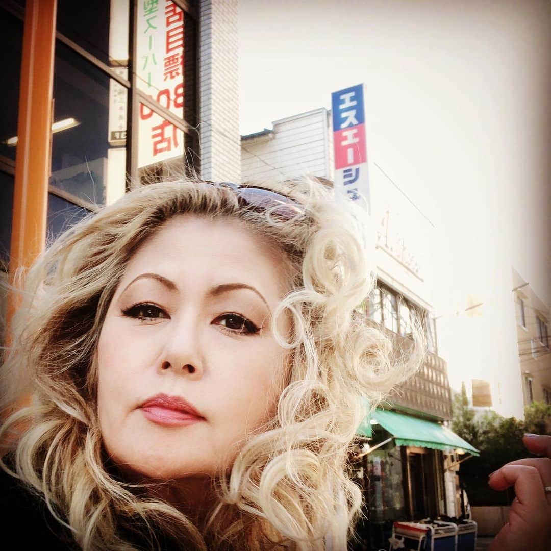 のインスタグラム：「四谷三丁目で里帰りしてたステージブーツをピックアップして、エスエーシューズの娘さんからお手製の象を頂き、帰り道。やっぱり懐かしい新宿御苑で寄り道。  昔は小学校から歩いての遠足でよく来た場所。  なんだか広い場所が見たくて。  歩いたわぁ。  #2019112 #新宿御苑 #JILL散歩 #1975同窓会 # #radiotakasaki  #1205名古屋bluenote #1206大阪billboard #詳細はオフィシャルサイトpersonznet #personz  #jillpersonz @jillpersonz  #2019112 #新宿御苑 #JILL散歩 #1975同窓会 # #radiotakasaki  #1205名古屋bluenote #1206大阪billboard #詳細はオフィシャルサイトpersonznet #personz  #jillpersonz @jillpersonz」