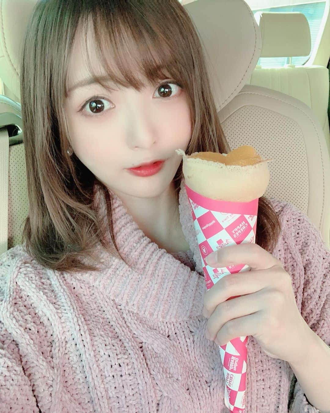 ゆうたむさんのインスタグラム写真 - (ゆうたむInstagram)「みかんクレープ☺️💓🍊 . . . クレープいつぶりだろぉ嬉しい😃 ちょうどお店の前通ったら半額タイムで、190円でした🥺💓 . . ラッキーday🌞🌞 . . #冬眠準備 #蓄える季節 #ピンクニット #ニットコーデ」11月12日 13時56分 - yuutamu_non