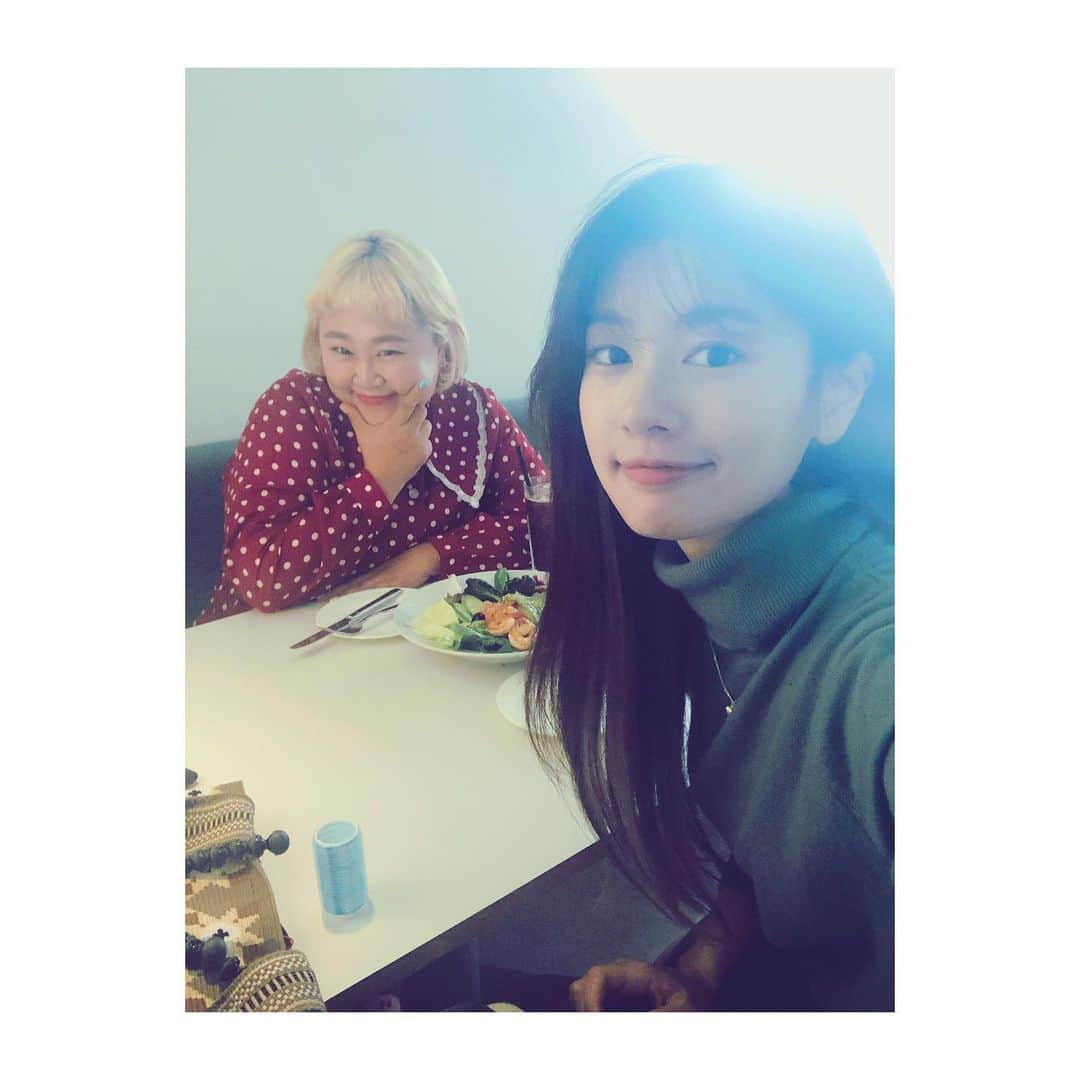 チョン・ソミンのインスタグラム：「좋은 먹부림이었다.  언니에게 받은 #선물 아니 #뇌물  차에 있는걸 탈탈 털어주었다..우리엄마같았다..🌷 고마워요🥰🎁」