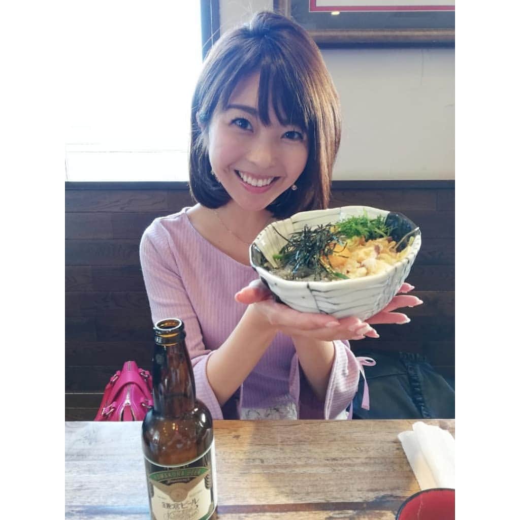 小尾渚沙さんのインスタグラム写真 - (小尾渚沙Instagram)「先日の江ノ島の１番の目的は、しらす丼！！ 名店「しらすや」に行ってきました～♡♡ . 私が頂いたのは、生しらす、釜揚げしらす、イカゲソがたっぷりのっている三色丼！ キラキラ輝く生しらすと、ふわっふわの釜揚げしらすに感動しながら、もりもりの丼をあっという間にペロリと完食しちゃいました♡ . しらすってこんなに美味しかったっけ～と衝撃！！！笑 . . . #鎌倉ビール も進む進む～でした♡ #しらすや #江ノ島 #江ノ島グルメ #江ノ島ランチ #しらすや腰越漁港前店 #江ノ電 #鎌倉  #腰越 #腰越漁港 #海鮮丼 #しらす丼 #三色丼 #生しらす丼 #しらす #生しらす #釜揚げしらす  #昼からおびーる #beer #ビール大好き #小尾ールタイム #小尾渚沙」11月12日 14時11分 - obi_nagisa