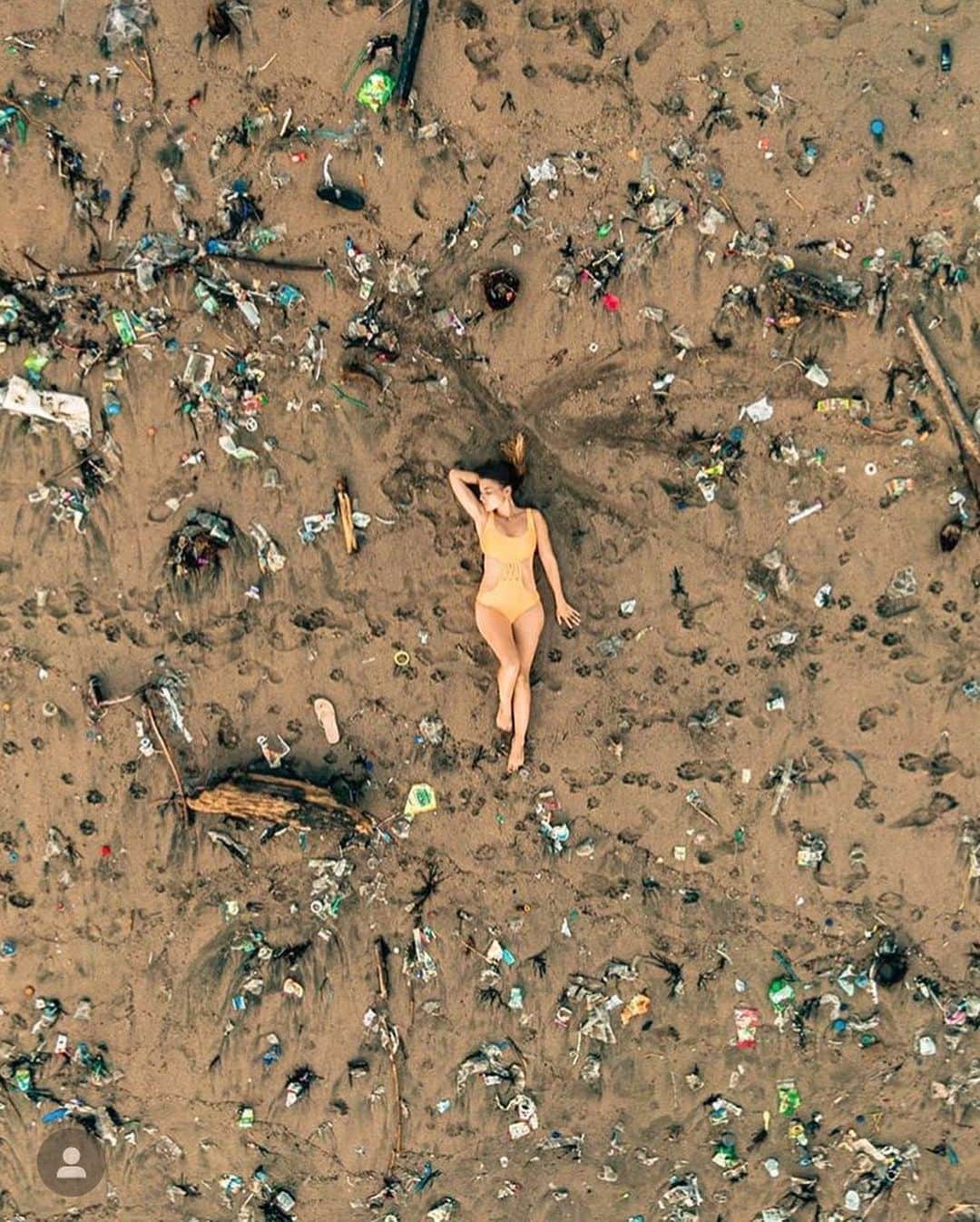 ヨガデザインラボ Yoga Design Labさんのインスタグラム写真 - (ヨガデザインラボ Yoga Design LabInstagram)「【プラスチック&環境問題】バリ島のビーチには大量のプラスチックが流れてきて、ビーチはゴミだらけです。海は汚染され、海の生き物たちにも悪影響を及ぼしています🐠Yoga Design Labは、プラスチックを減らすことができるライフスタイルを提案し、商品の開発をしています♻️ 私達の地球のために、可能なかぎりゴミを増やさず、リサイクルできる素材を使用しましょう🙏 . . . 📷 @thelifeofjord . . . #bali #indonesia #ecofriendly #yoga #yogamat #lifestyle #yogadesignlabjapan #バリ島 #インドネシア #エコ #環境 #ライフスタイル #リサイクル #ヨガ #ヨガマット #ヨガデザインラボ #プラスチック」11月12日 14時14分 - yogadesignlabjapan