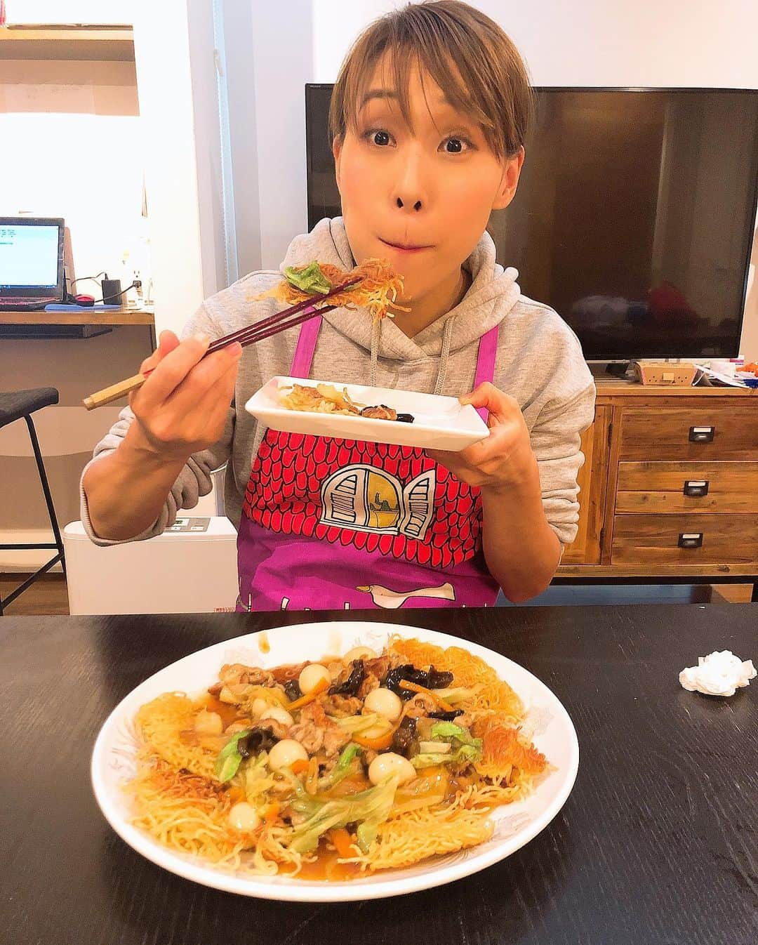 みきママさんのインスタグラム写真 - (みきママInstagram)「【市販の焼きそば麺が大変身！カリカリかた焼きそばです！】. . . . 3玉まるごと揚げ焼きしてもカリカリです✨✨✨. . . . . 誰かー食欲を抑えるツボ教えてくださいー😱😱😱😱. . . . #みきママ #かた焼きそば #焼きそば #fnceats #noodles #mikimama」11月12日 14時15分 - mikimama_official