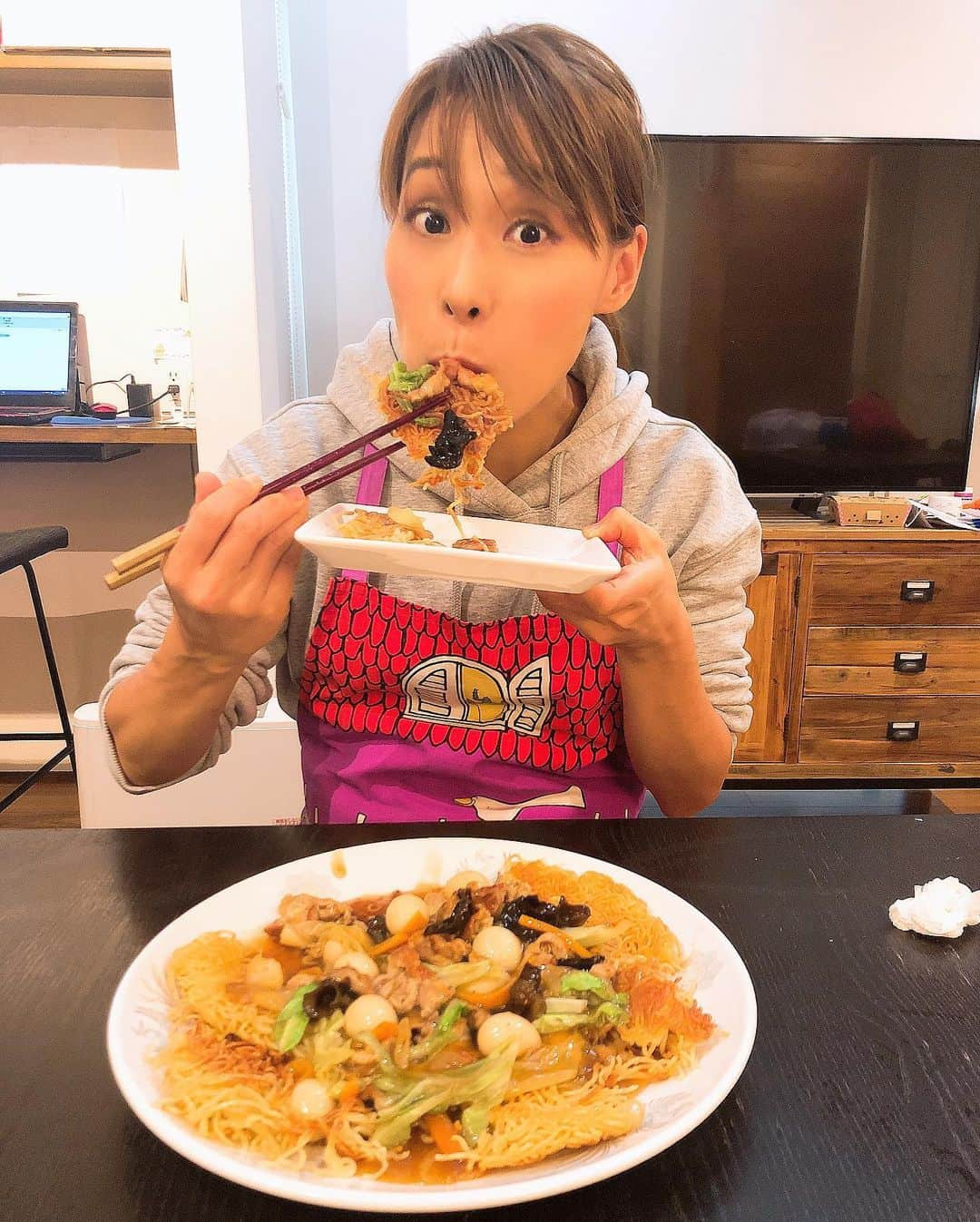 みきママさんのインスタグラム写真 - (みきママInstagram)「【市販の焼きそば麺が大変身！カリカリかた焼きそばです！】. . . . 3玉まるごと揚げ焼きしてもカリカリです✨✨✨. . . . . 誰かー食欲を抑えるツボ教えてくださいー😱😱😱😱. . . . #みきママ #かた焼きそば #焼きそば #fnceats #noodles #mikimama」11月12日 14時15分 - mikimama_official