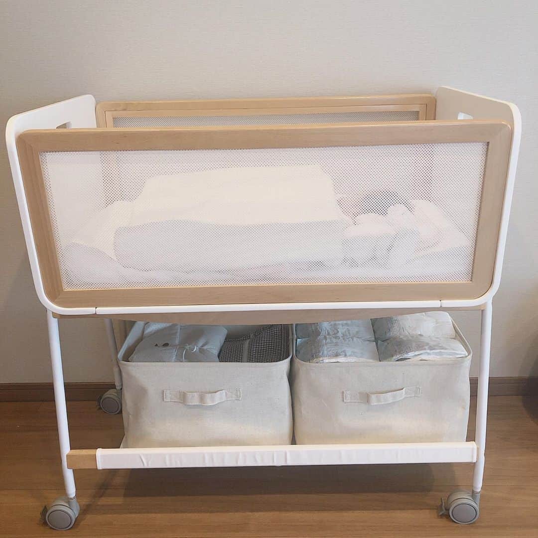 近藤千尋のインスタグラム：「質問に多いベビーベッド🛌は #リリワゴン  です👶 1人目の時は #ココネルエアー  を お友達にかりてました💖 リリワゴン はリビングから寝室に コロコロ〜と運べるから これにしてよかったです🥰👏 (キャスターもロック付いてて👌) 下の収納は #無印良品 です🌱 おむつポーチは @ajuga.shop 🐥 おむつは @pampers_jp 🐥 愛用品のご質問を沢山頂いたので こんな感じです😍 育児の合間に返答出来るものは させて頂きますので 是非コメントにお願いします📝🥰 #インスタかblogでお返事します ♡ #生後12日」
