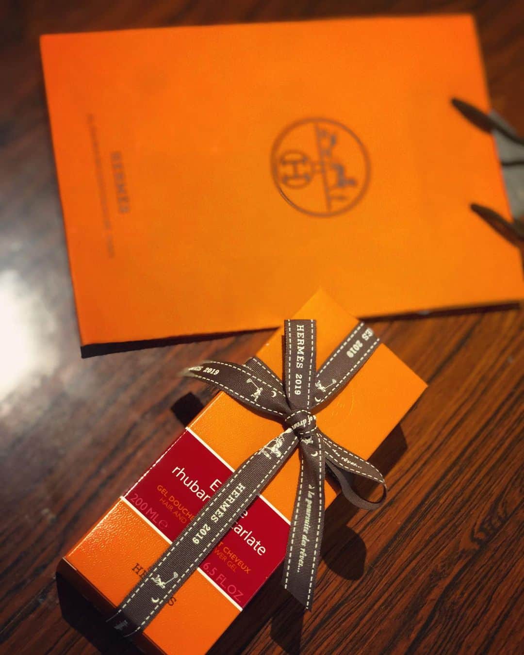 青木英李さんのインスタグラム写真 - (青木英李Instagram)「陶芸後のカフェタイム。昨日も沢山笑ったね、楽しかったー♫ @natsuyamaguchi ちゃんから、高貴な香りの素敵なギフト頂いちゃいました♡♡ありがとーっ ・ エルメスのオレンジ色って好き。 ・ #love #friend  #thankyou  #HERMES #birthdaypresent」11月12日 14時24分 - eriaoki_official