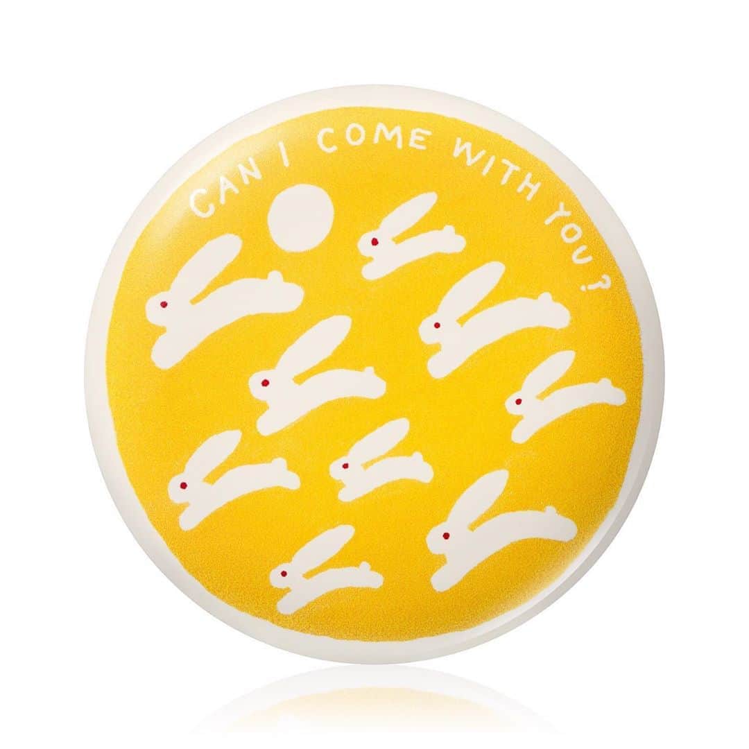 Mogu Takahashiのインスタグラム：「SHISEIDO x Mogu Takahashi ﻿ 資生堂からパッケージを担当したリップバームとフェイスパウダーが発売になりました。オンラインストアまたは、銀座 SHISEIDO THE STORE 店頭でお買い求め頂けます。こちらアカウントもご覧下さい @gallerycompact﻿ ﻿ Online Store:  https://bit.ly/326wltU﻿ ﻿ Very honored collaboration with SHISEIDO, I designed packages of lip balm and face powder! Unfortunately their online store deliver domestic only, BUT if you have a chance to come to Tokyo, visit and find them in @shiseidothestore in Ginza!﻿ ﻿ #shiseido #gallerycompact #mogutakahashi」