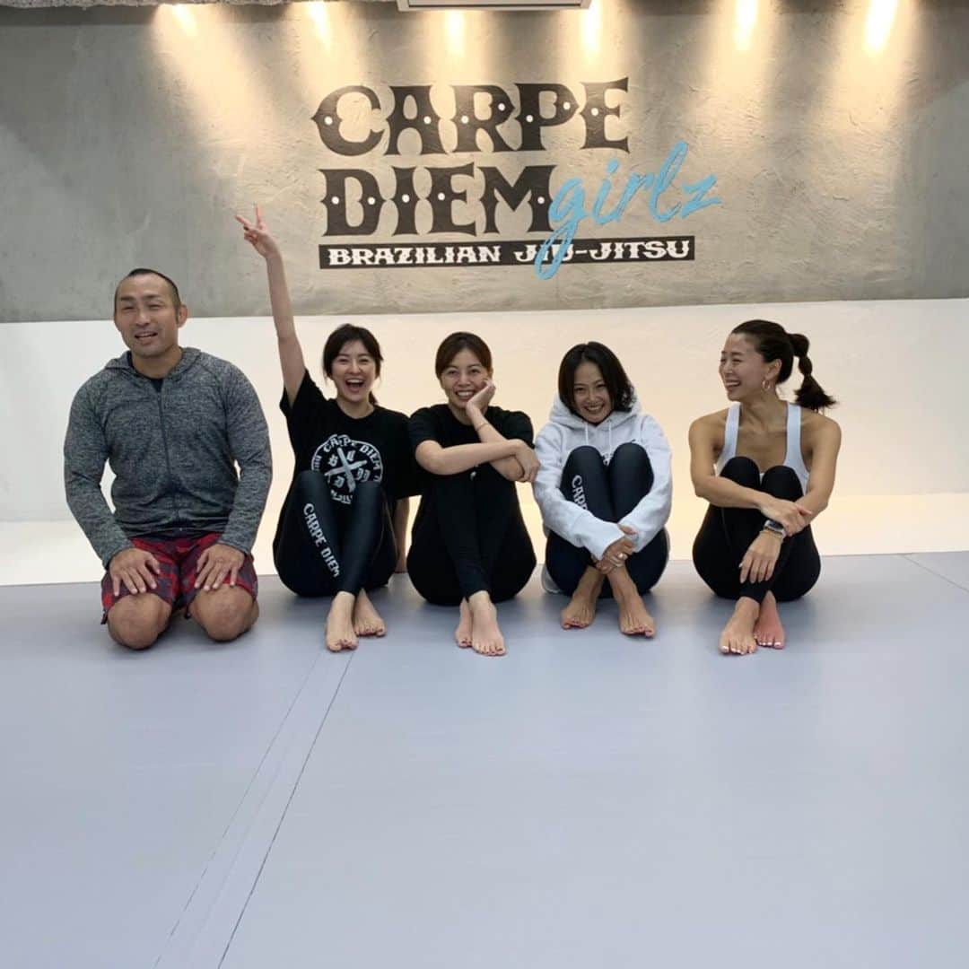 のインスタグラム：「朝活🥊 今日はひっっさしぶりに4人揃った😆 ほんと笑える この人たち😂 @nobutatsu.s のおかげで 皆怪我なく続いてる🥊 なかなかカッコよくは出来ないけど🤣 体幹 体力 代謝はかなりUPしてる⬆️ 何より楽しみながらスカッとできる✨ @carpediembjj_girlz & のぶ先生 ありがとう☺︎ #kickboxing #キックボクシング #朝活 ※のぶの遠近がおかしい😂」