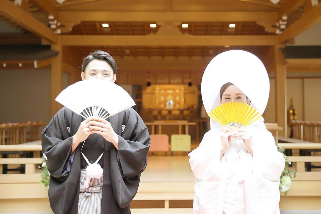 ホテルモントレ ラ・スール大阪ウエディングのインスタグラム：「@lasoeurosaka_wedding 式前のお二人♡ センスから覗く笑顔が可愛い♡💕 . . . #モントレ花嫁 #ホテルモントレラスール大阪  #モントレウェディング #モントレ #モントレラスール大阪 . . #dressy花嫁  #marry花嫁  #プレ花嫁 #卒花嫁 #全国の花嫁さんと繋がりたい  #weddingdress #takamibridal  #wedding #結婚式 #ホテル」