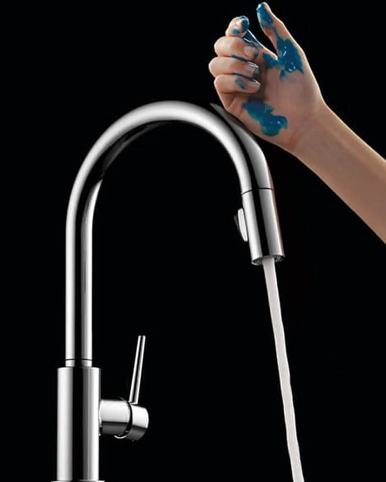Reiko Lewisさんのインスタグラム写真 - (Reiko LewisInstagram)「Touch sensor faucet  The technology of touch sensor faucet is convenient. And it is not only time-saving but also hygienic. Fewer bacteria in the kitchen and bathroom space might be affecting children and seniors. I think it is also good for seniors with arthritis. If you are thinking of replacing kitchen or bathroom faucet, these might be the options? Product samples from Delta Faucets Touch₂O.xt Technology  https://www.deltafaucet.com/design-innovation  タッチセンサーの蛇口技術は便利です。そして、それは時間を節約するだけでなく、衛生的です。キッチンやバスルームのスペース内のバクテリアが少なくなり伝染病にかかりやすい子供や高齢者にも有益。関節炎の高齢者には特に良いと思います。 台所や浴室の蛇口を交換することを考えているなら、お勧めかも？ #hawaiiresident #faucet #seniordesign #interiordesign #interiorlovers #bathroomdesign #kitchendesign #universaldesign #touchsensorfaucet #ハワイ #インテリア #インテリア好き #バスルームデザイン #キッチンデザイン #タッチレス蛇口」11月12日 14時38分 - ventus_design_hawaii