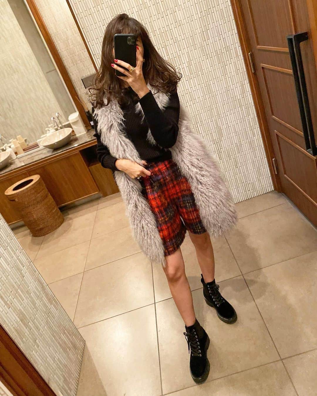 のインスタグラム：「今日のcoordinate♡今年も大活躍なファーベストをアウター代わりに、他は黒でまとめてショーパンをメインにしたコーディネート♡ショートパンツ、今週再入荷します＼(^o^)／ #wakkinstyle#ootd#coordinate outer:#machatt knit:#zara pants:#linkable @linkable_official(14日再入荷予定) shoes:#gianvitorossi」