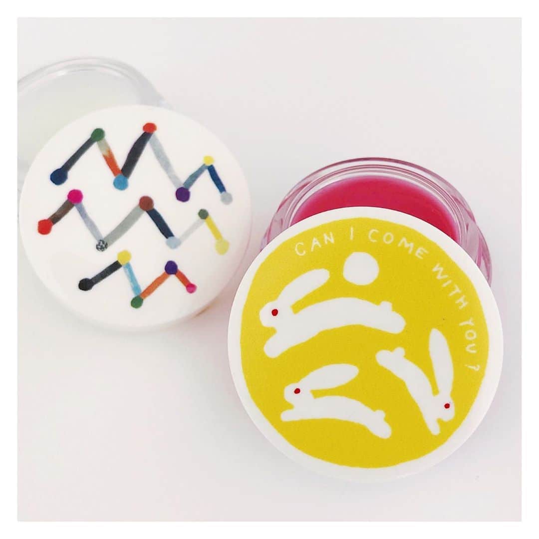 Mogu Takahashiのインスタグラム：「Lip balms from SHISEIDO ﻿ 資生堂からパッケージを担当したリップバームとフェイスパウダーが発売になりました。オンラインストアまたは、銀座 SHISEIDO THE STORE 店頭でお買い求め頂けます。こちらアカウントもご覧下さい @gallerycompact﻿ ﻿ Online Store:  https://bit.ly/326wltU﻿ ﻿ Very honored collaboration with SHISEIDO, I designed packages of lip balm and face powder! Unfortunately their online store deliver domestic only, BUT if you have a chance to come to Tokyo, visit and find them in @shiseidothestore in Ginza!﻿ ﻿ #shiseido #gallerycompact #mogutakahashi」