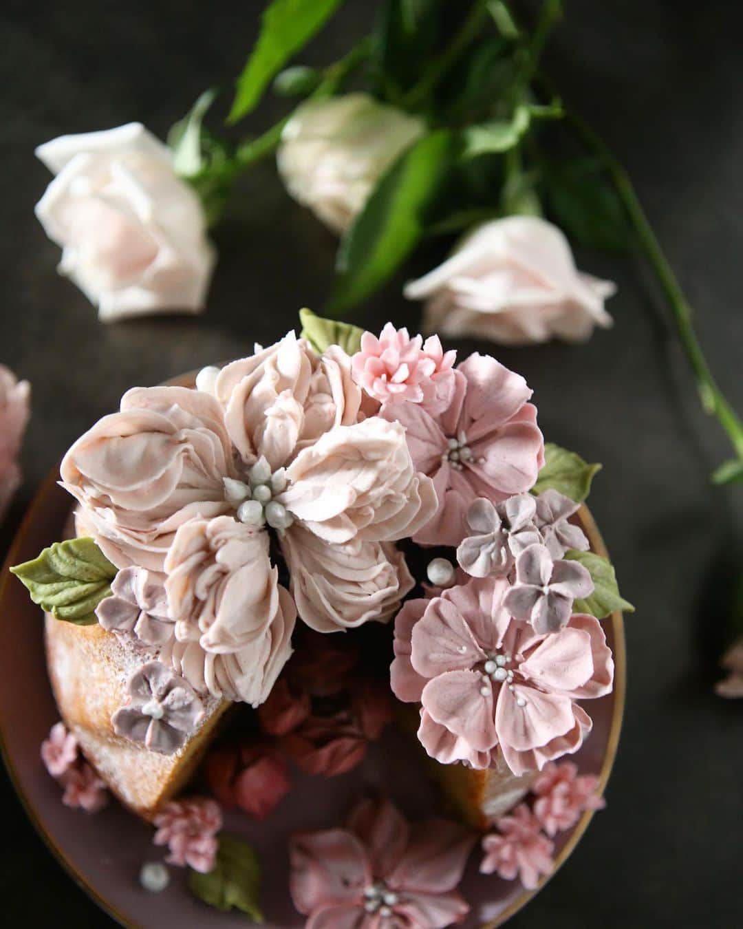 청담 수케이크 (atelier soo)さんのインスタグラム写真 - (청담 수케이크 (atelier soo)Instagram)「ㅡ White chocolate cream Color Baking pink 💕 Kouglof marron ㅡ #flower #cake #flowercake #partycake #birthday #weddingcake #buttercreamcake #buttercream #버터크림플라워케이크 #バタ #フラワー #バタークリーム ㅡ www.soocake.com vkscl_energy@naver.com」11月12日 14時58分 - soocake_ully