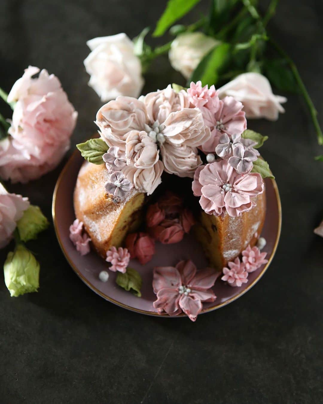 청담 수케이크 (atelier soo)さんのインスタグラム写真 - (청담 수케이크 (atelier soo)Instagram)「ㅡ White chocolate cream Color Baking pink 💕 Kouglof marron ㅡ #flower #cake #flowercake #partycake #birthday #weddingcake #buttercreamcake #buttercream #버터크림플라워케이크 #バタ #フラワー #バタークリーム ㅡ www.soocake.com vkscl_energy@naver.com」11月12日 14時58分 - soocake_ully