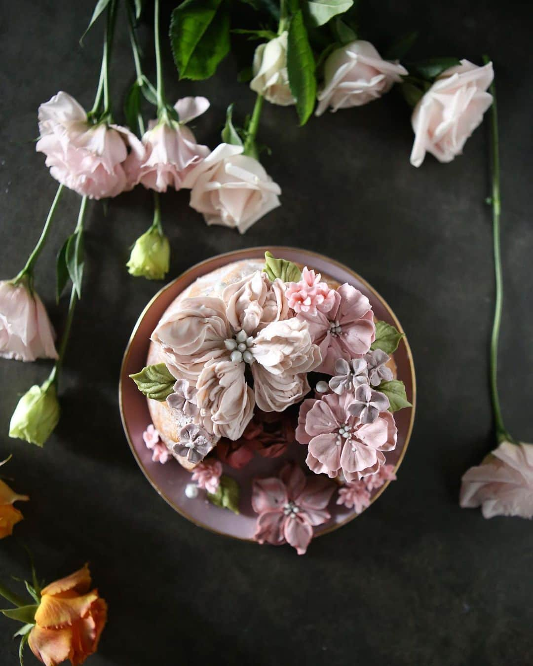 청담 수케이크 (atelier soo)さんのインスタグラム写真 - (청담 수케이크 (atelier soo)Instagram)「ㅡ White chocolate cream Color Baking pink 💕 Kouglof marron ㅡ #flower #cake #flowercake #partycake #birthday #weddingcake #buttercreamcake #buttercream #버터크림플라워케이크 #バタ #フラワー #バタークリーム ㅡ www.soocake.com vkscl_energy@naver.com」11月12日 14時58分 - soocake_ully