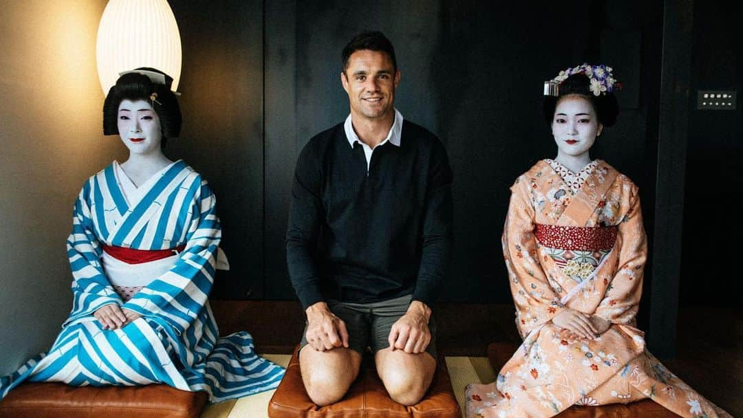 ダニエル・カーターさんのインスタグラム写真 - (ダニエル・カーターInstagram)「A Rugby Player and two Japanese Geishas link up at @trunkhousekagurazaka . An unlikely combination right? Watch Episode 7 Off the Pitch to see more of where this came from」11月12日 15時00分 - dancarter_