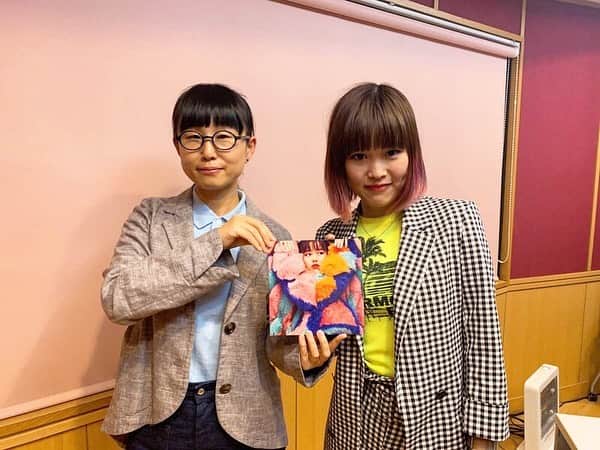 土井コマキのインスタグラム：「📻 新しい番組になってもReiちゃんが遊びに来てくれた。ホントにスカッとするし、Little Heartの優しさにちょっと泣いてしまった。 ⏳radikoタイムフリーもぜひ。19:00台の終わりから20:00台に跨ってます〜。 ↓ EVENING TAP(19時台) | FM802 | 2019/11/06/水 | 19:00-20:00 http://radiko.jp/share/?t=20191106195725&sid=802」