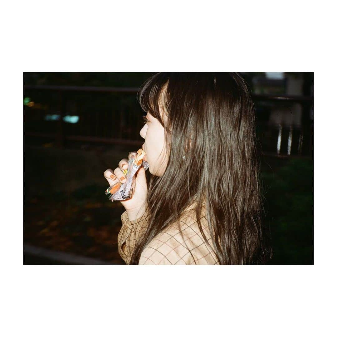 ANGERMEさんのインスタグラム写真 - (ANGERMEInstagram)「こんにちは！笠原桃奈です🍁 久々にフィルムを現像してきたので、載せようと思います。 秋は一番好きな季節なので、秋を感じる風景も秋服を着ているメンバーも大好きです👼 何気ない日常を切り取った写真たちです🎞 今日はラクーアにてリリイベですね！是非遊びに来てください👍🏼 #angerme #アンジュルム　#秋　#October #白桃カメラマン　#笠原桃奈　#leica」11月12日 15時21分 - angerme_official