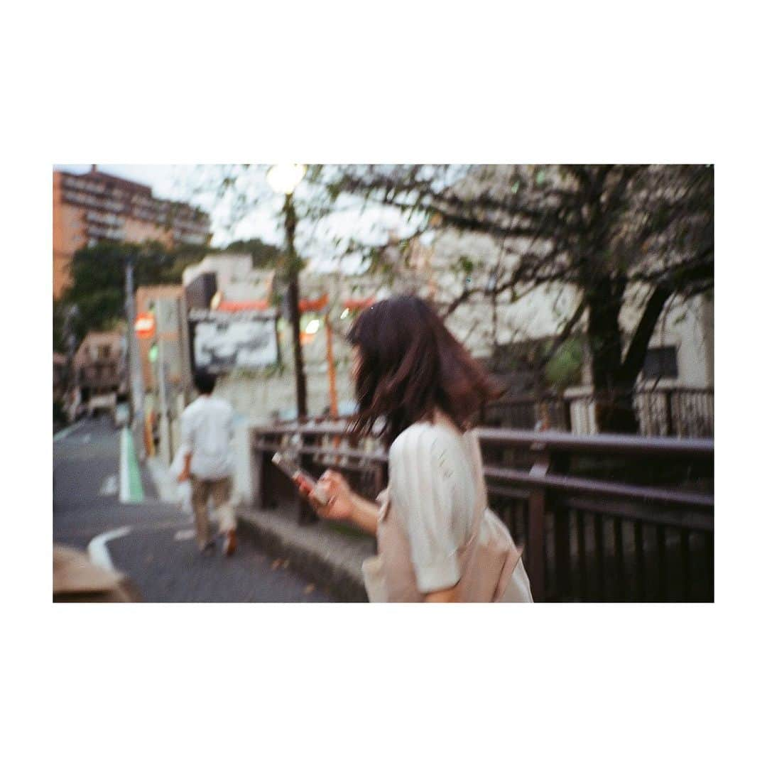 ANGERMEさんのインスタグラム写真 - (ANGERMEInstagram)「こんにちは！笠原桃奈です🍁 久々にフィルムを現像してきたので、載せようと思います。 秋は一番好きな季節なので、秋を感じる風景も秋服を着ているメンバーも大好きです👼 何気ない日常を切り取った写真たちです🎞 今日はラクーアにてリリイベですね！是非遊びに来てください👍🏼 #angerme #アンジュルム　#秋　#October #白桃カメラマン　#笠原桃奈　#leica」11月12日 15時21分 - angerme_official