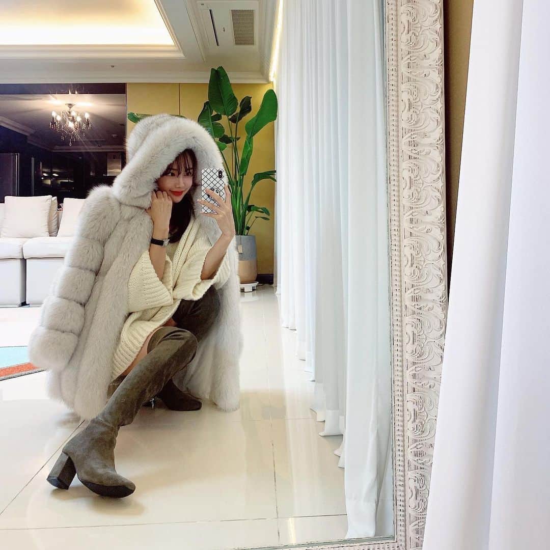 Hyemiさんのインスタグラム写真 - (HyemiInstagram)「실버후드폭스퍼💛 . 빠르면 이번주 금~에서 다음주중으로 주문순서로 순차 발송 받아보실수 있어요💓 . 재공구 문의가 너무 많아 내일 저녁 8시부터 2차공구 진행해요! 이번엔 놓치지말아주세용!!💛 . #폭스퍼 #폭스퍼자켓 #후드폭스 #후드폭스퍼」11月12日 15時22分 - hinzajoa