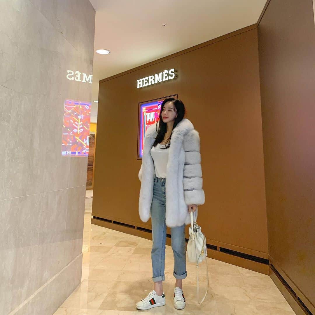 Hyemiさんのインスタグラム写真 - (HyemiInstagram)「실버후드폭스퍼💛 . 빠르면 이번주 금~에서 다음주중으로 주문순서로 순차 발송 받아보실수 있어요💓 . 재공구 문의가 너무 많아 내일 저녁 8시부터 2차공구 진행해요! 이번엔 놓치지말아주세용!!💛 . #폭스퍼 #폭스퍼자켓 #후드폭스 #후드폭스퍼」11月12日 15時22分 - hinzajoa