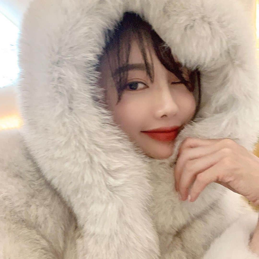Hyemiさんのインスタグラム写真 - (HyemiInstagram)「실버후드폭스퍼💛 . 빠르면 이번주 금~에서 다음주중으로 주문순서로 순차 발송 받아보실수 있어요💓 . 재공구 문의가 너무 많아 내일 저녁 8시부터 2차공구 진행해요! 이번엔 놓치지말아주세용!!💛 . #폭스퍼 #폭스퍼자켓 #후드폭스 #후드폭스퍼」11月12日 15時22分 - hinzajoa