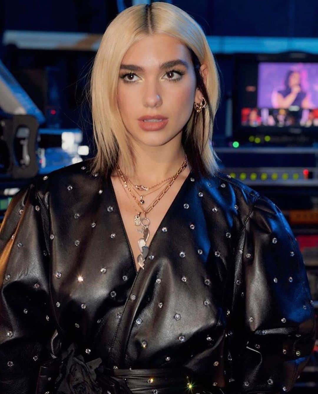 のインスタグラム：「【Dua Lipa】 デュア・リパがドイツの人気歌番組「The Voice of Germany」のファイナルステージで最新曲「ドント・スタート・ナウ」を披露‼️ ✨ ファイナリストの @freschtaakbarzada と一緒にステージに立ち、素晴らしいパフォーマンスを繰り広げました🖤🎤 ✨ 低いセクシーなパワフルヴォイスを持つ二人にとてもぴったりなコラボレーションでした🤩❣️ #dualipa #FreschtaAkbarzada #thevoice #germany #final #dontstartnow #デュアリパ  #ドントスタートナウ #ザヴォイス #ファイナル #新曲 #洋楽」