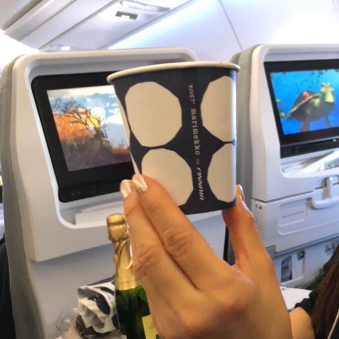 中岡由佳さんのインスタグラム写真 - (中岡由佳Instagram)「成田空港〜フィンエアーでフィンランドヘルシンキへ。トランジットでミラノへ到着。機内でマリメッコのカップがお洒落。イタリアを旅します。 #finnair #helsinki #Milan」11月12日 15時31分 - yuka_nakaoka