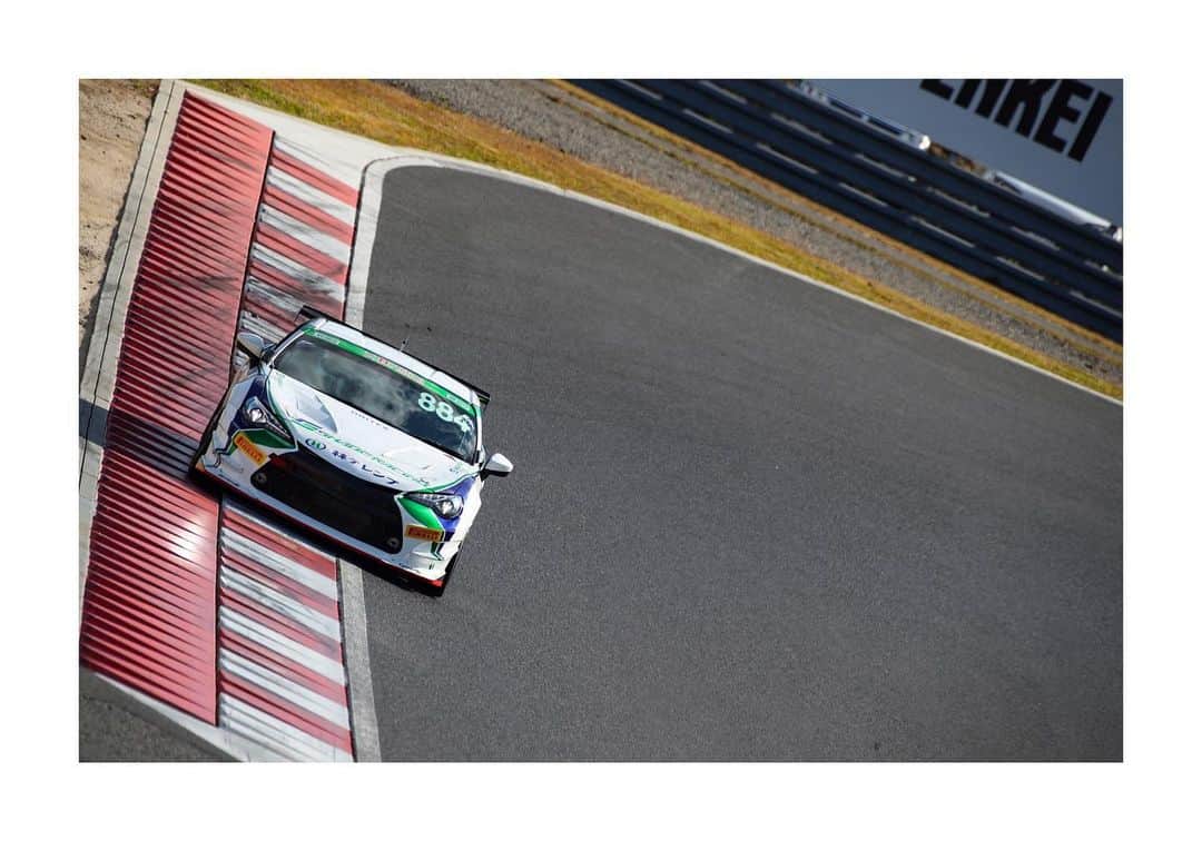 平中克幸さんのインスタグラム写真 - (平中克幸Instagram)「. SUPER GT、スーパー耐久、沢山のコメントや メッセージ有難う御座います。 . . GT、S耐と共に2勝。 . . GTはシリーズ3位、S耐はチャンピオン。 とても良いシーズンとなりました。 GTでは少し悔しい所もありますが、 やはりシーズン通して強くないと シリーズタイトルはとれないですね。 . . S耐は林テレンプ社員でチームスタッフの皆が 毎レース強くなっていくのが分かりました。 . . チーム結成2年目でのシリーズチャンピオン 最高のチームです。 . . SUPER GT、S耐、86ワンメイク、 自分は本当にチームに恵まれているなと改めて思います。 . . . 今シーズンも有難う御座いました。 . . .  #gainer #tanax #gtr #supergt #koshidoracing #ficata #でちゃう #アリア #制動屋 #bigdaddygraphics #gt300 #林テレンプ  #shaderacing  #スーパー耐久 #toyota86」11月12日 15時36分 - katsuyukihiranaka