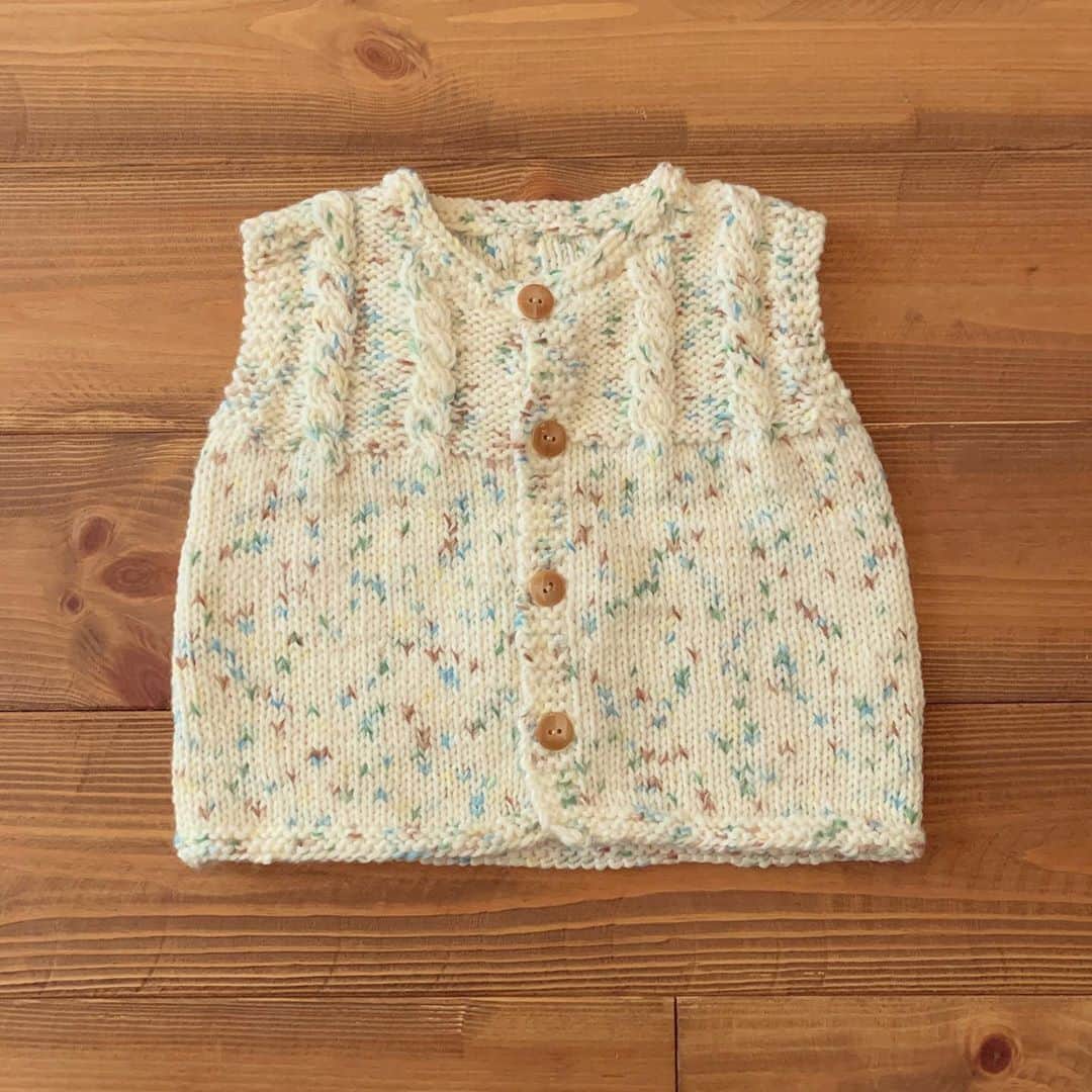 星村麻衣のインスタグラム：「母から届いた手編みのベビ用ベスト🧶 これから大活躍の予感😊✨ #手編み #手編みベスト」