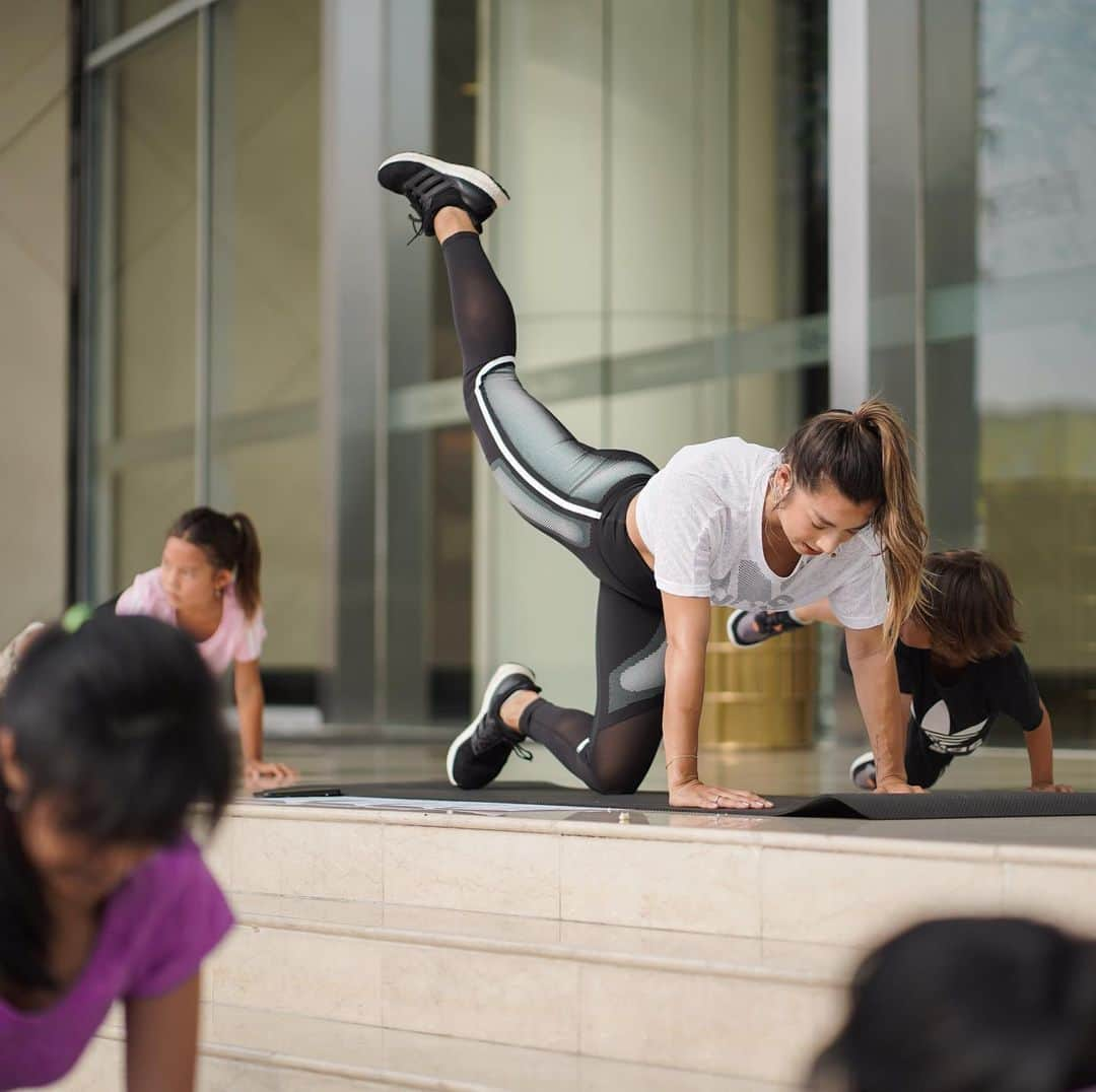 Jennifer Bachdimさんのインスタグラム写真 - (Jennifer BachdimInstagram)「No better way than starting your day with a Workout 💪🏼❤️🙌🏼 . . So proud of all these strong and powerful women who joined my limited  #workoutwithJen today! Thank you @smwjakarta and @senayancity for arranging my morning workout session! Let’s arrange an other #workoutwithJen real soon!! . . Just want to share my gratitude before I end this post! Feeling so blessed and grateful to be able to spread the word to live more healthy, active and happy! Sending lots of love, Jennifer xxx . . #morningworkout #SMW #JenniferBachdim #teamBachdim #fitsquad #strongmom」11月12日 15時39分 - jenniferbachdim